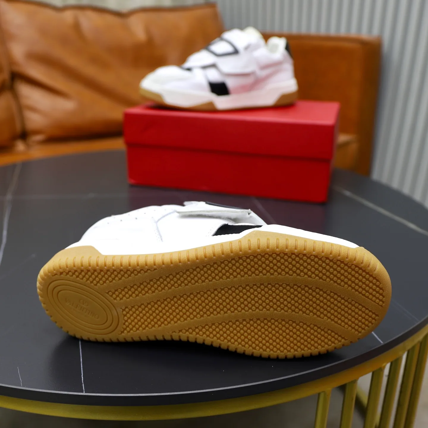 Ex-factory price: 520💰VALENTINO/Valentino Men's latest low-top thick-soled sports shoes are shipped. Made with heavy industry, men's fine casual sports shoes, versatile style. Original leather, rubber lines embellished with geometric segmented uppers, hand-stitched, novel and fashionable, rubber soles with details on the front and back, and the tongue is decorated with the Valentino Garavani Logo, which is comfortable, breathable and durable! Comes with full original packaging! Code number: 38-39-40-41-42-43-44 (45, 46 can be customized)